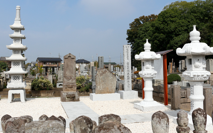 興正寺開基　石毛太郎正家公夫妻墓碑 豊田四郎平将基公供養碑